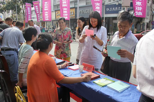 扬中市市场监管局成功举办2016年“质量月”现场宣传咨询服务活动